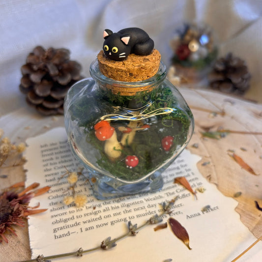 Borcan Decoratiune Pisica Padurea fermecata realizata din lut polimeric handmade, muschi si flori uscate