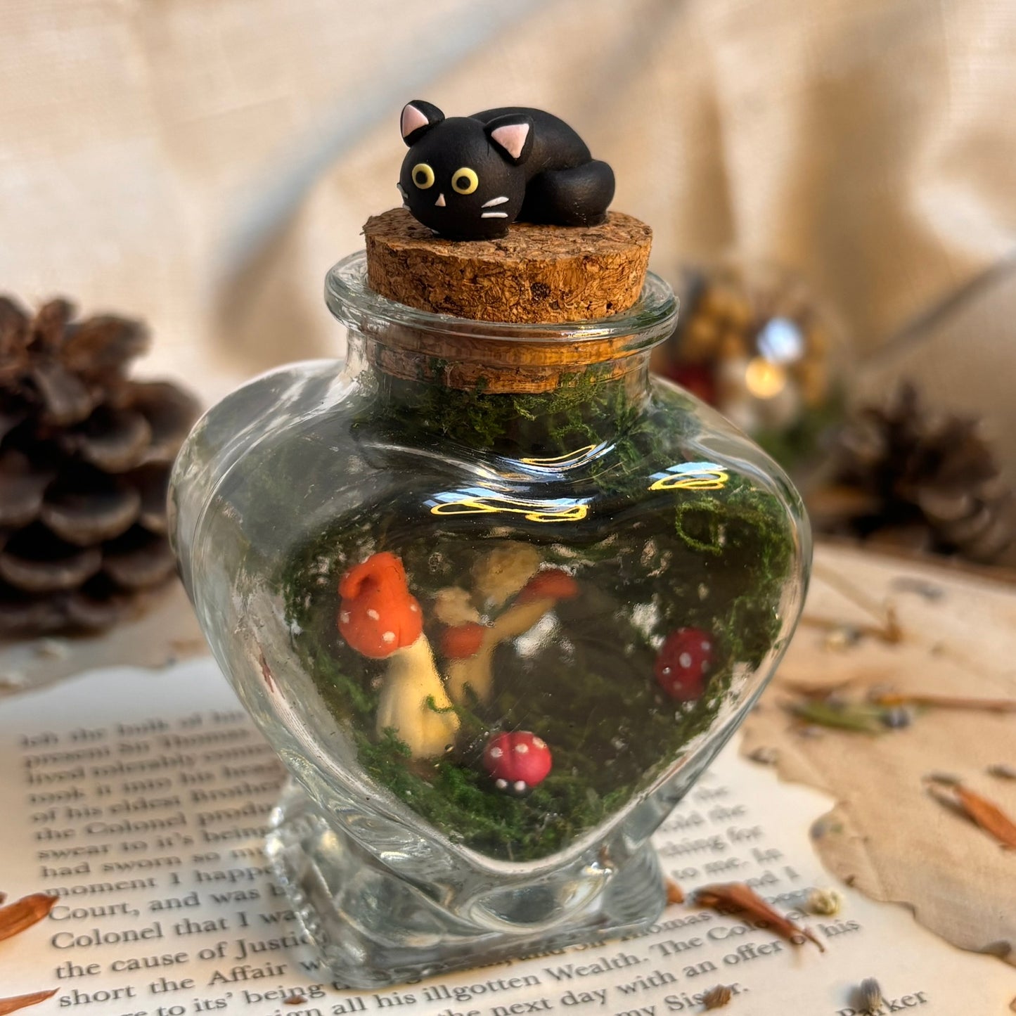 Borcan Decoratiune Pisica Padurea fermecata realizata din lut polimeric handmade, muschi si flori uscate