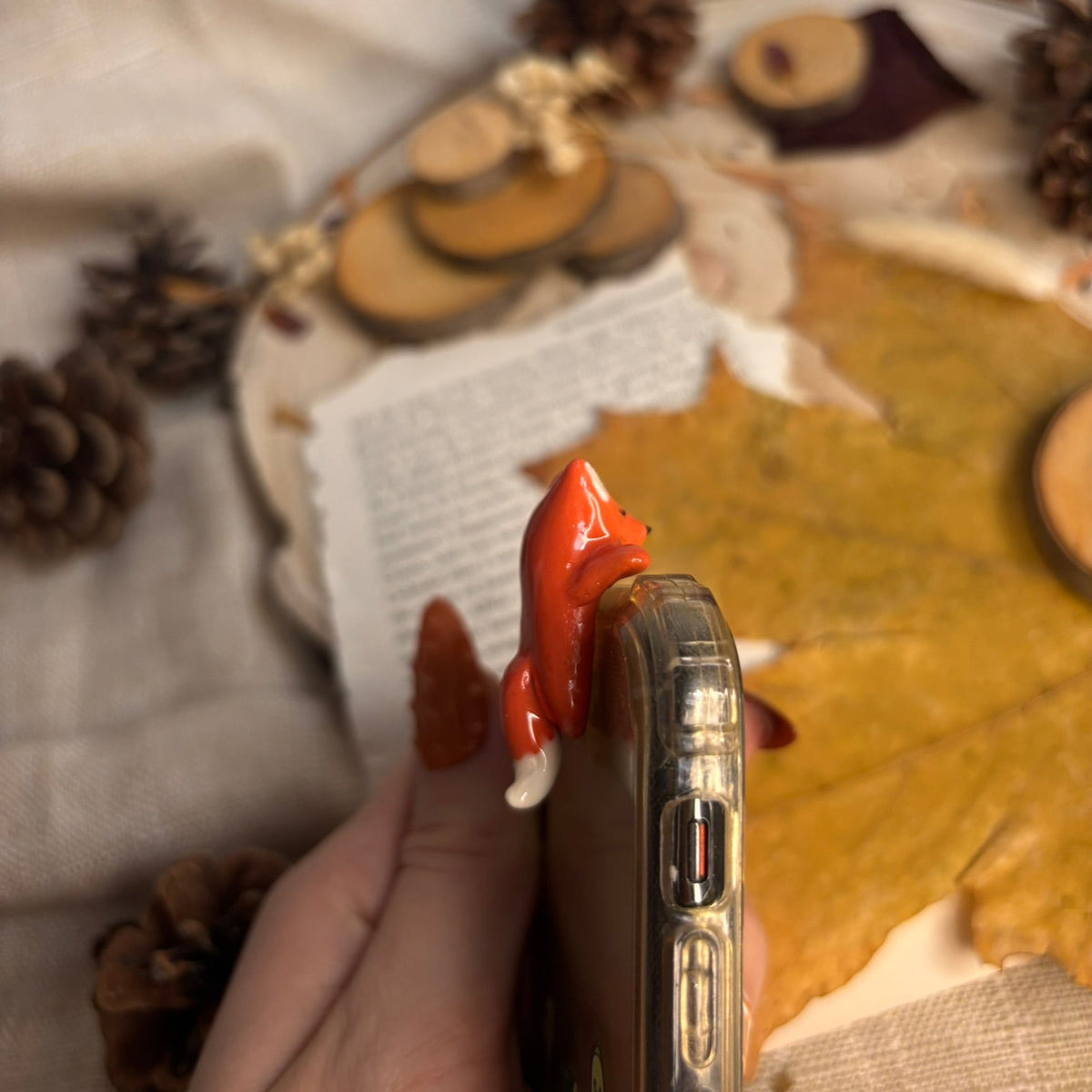 Decorațiune Telefon Vulpiță din lut polimeric si rasina, accesorii pentru telefon, figurina telefon