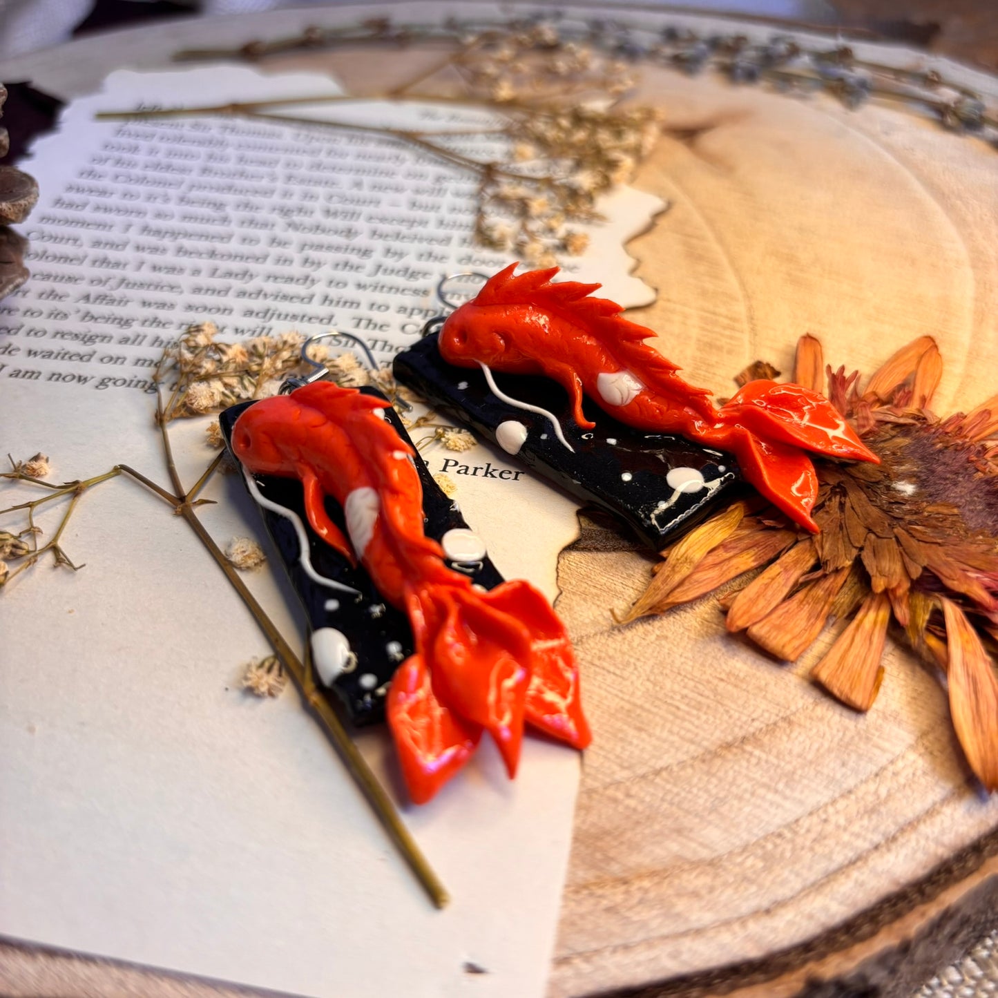 cercei peste koi lut polimeric in stil japonez handmade portocaliu alb negru