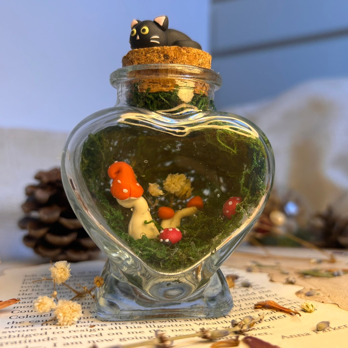 Borcan Decoratiune Pisica Padurea fermecata realizata din lut polimeric handmade, muschi si flori uscate 