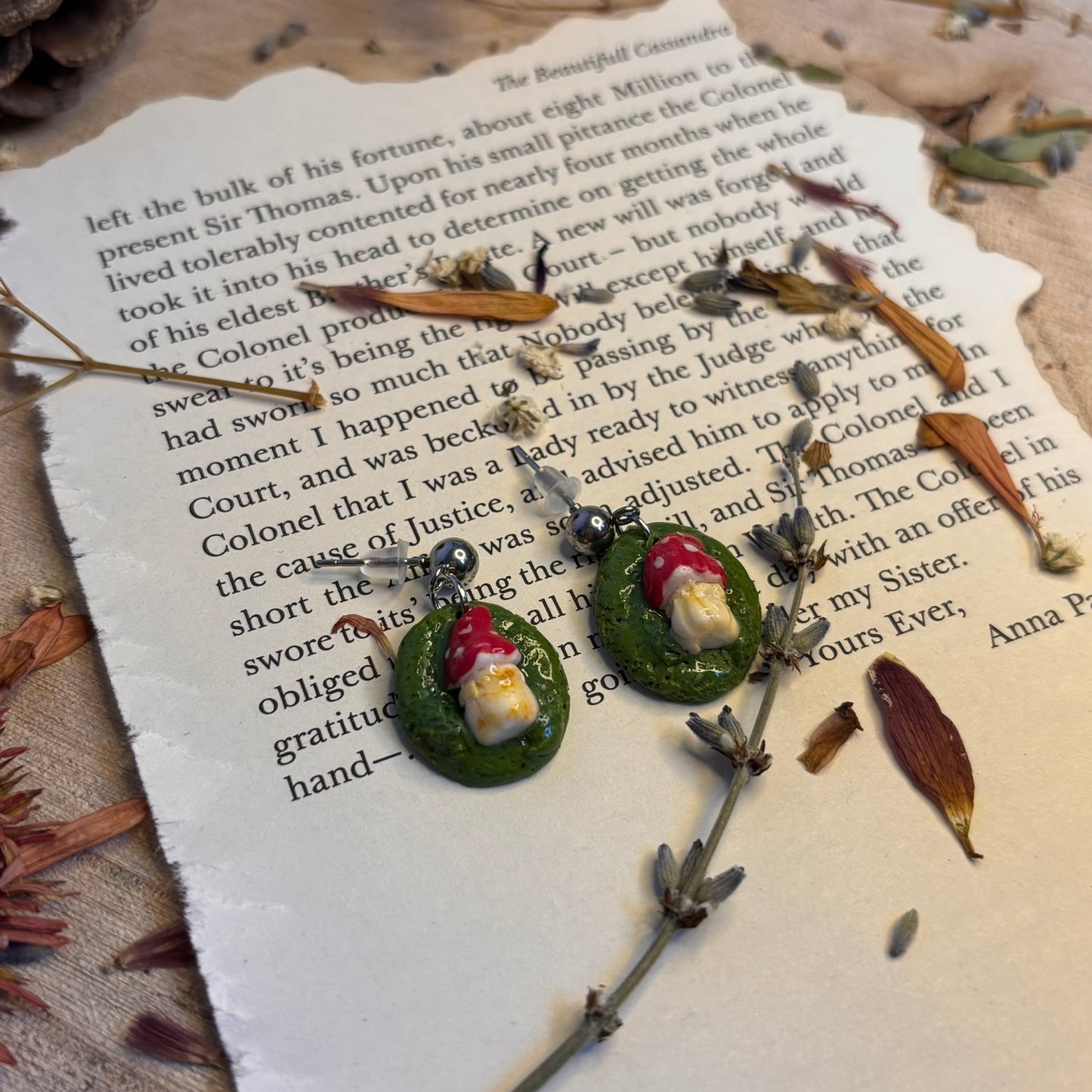 Cercei Ciuperca in Padure handmade lucrati din lut polimeric, rosu cu alb si verde, perfecti pentru un cadou, bijuterie Romania