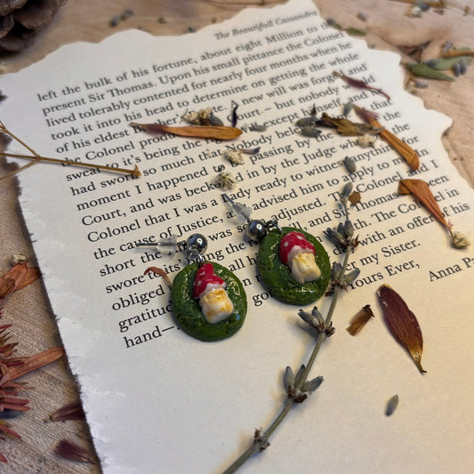 Cercei Ciuperca in Padure handmade lucrati din lut polimeric, rosu cu alb si verde, perfecti pentru un cadou, bijuterie Romania