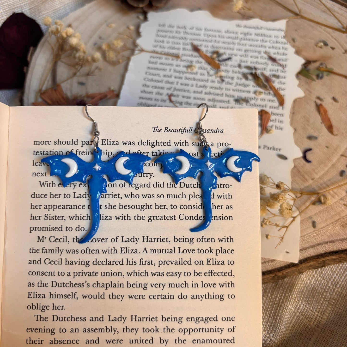 Cercei Dragon instelat  din lut polimeric handmade, Romania, cadou, albastru, alb, lucrati manual