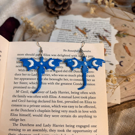 Cercei Dragon instelat  din lut polimeric handmade, Romania, cadou, albastru, alb, lucrati manual