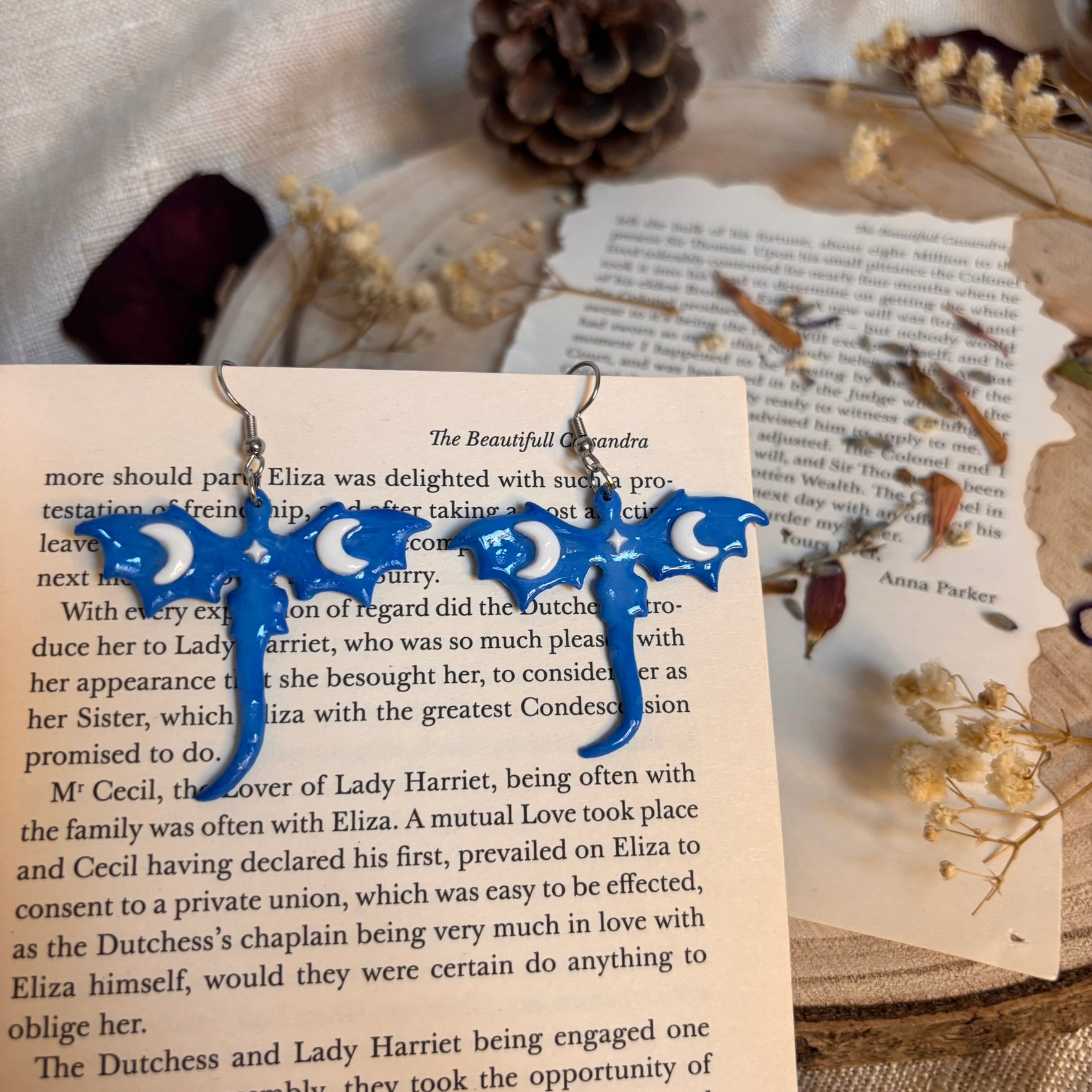 Cercei Dragon instelat  din lut polimeric handmade, Romania, cadou, albastru, alb, lucrati manual