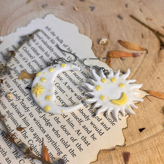 Cercei lut polimeric soare si luna pereche alb galben stil mistic fantasy de poveste