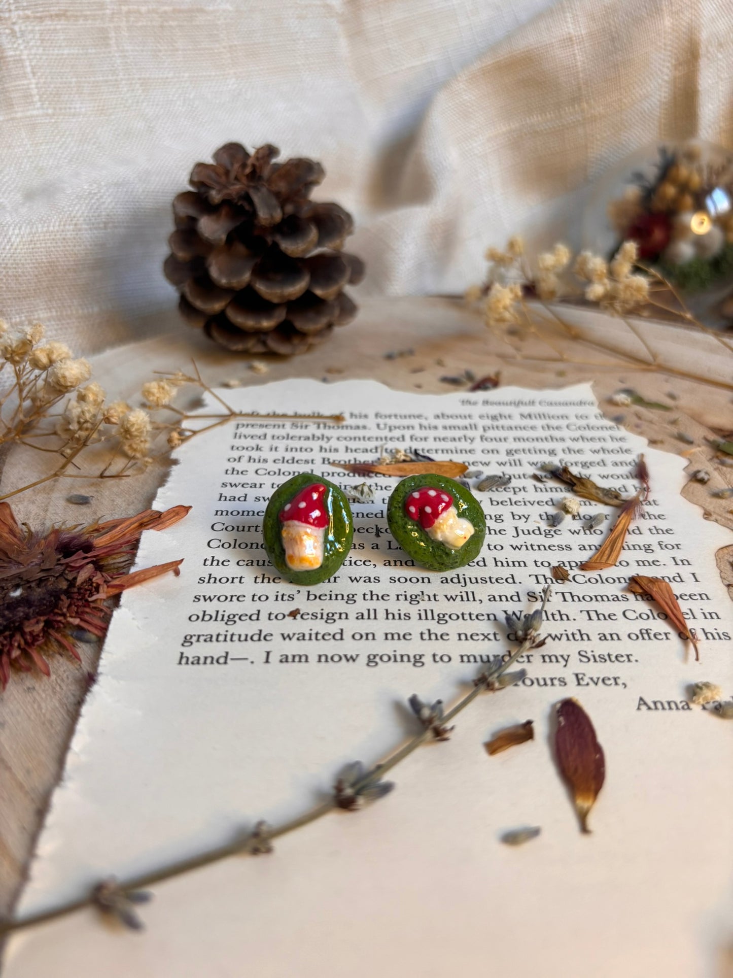 Pin Ciuperca din Lut polimeric, alb, rosu si verde, prinzatoare fluture (butterfly) handmade, bijuterie, cadou, Romania