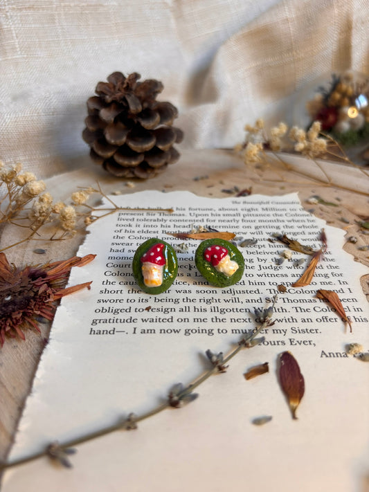 Pin Ciuperca din Lut polimeric, alb, rosu si verde, prinzatoare fluture (butterfly) handmade, bijuterie, cadou, Romania