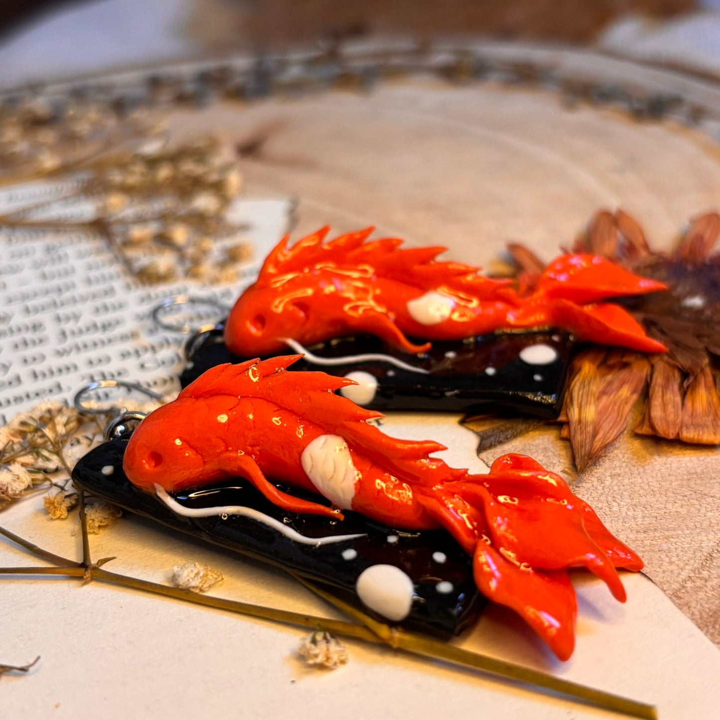 cercei peste koi lut polimeric in stil japonez handmade portocaliu alb negru