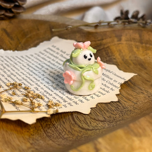 figurina fantasy handmade din lut polimeric cu flori roz si frunze verzi cadou decoratiune