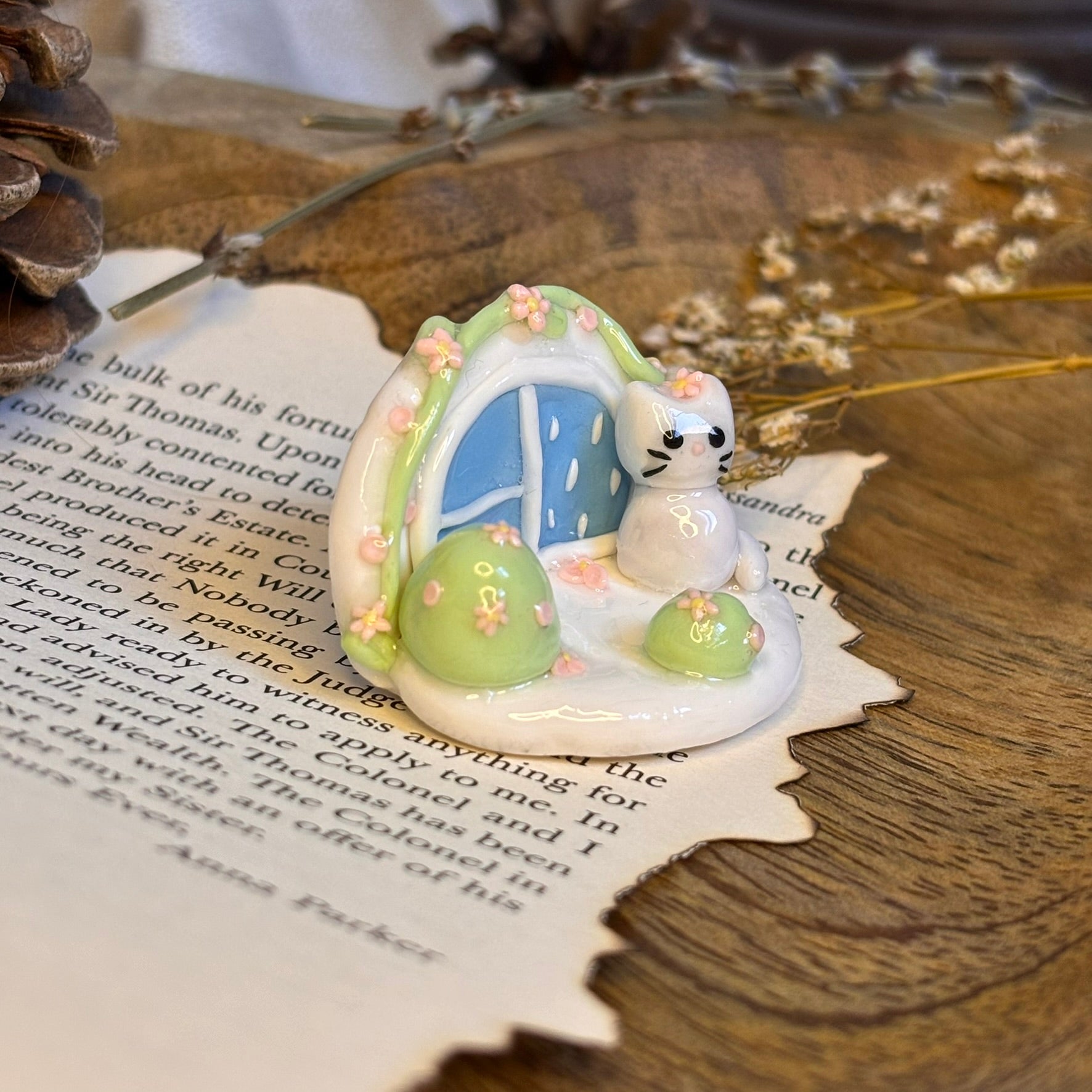 figurina birou handmade lut polimeric pisicuta in casa cu floricele 