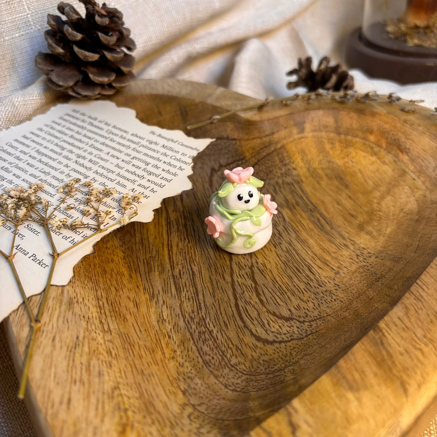 figurina de birou din lut polimeric handmade  floare zambitoare roz alb verde